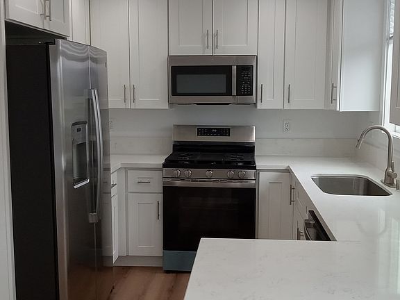 Kitchen with breakfast bar
