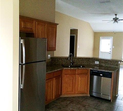 5th image of 2404 Portland Dr
