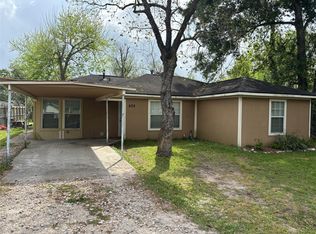 828 N Chenango St, Angleton, TX 77515