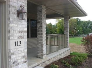 312 Autumnwood Ln, Dixon, IL 61021