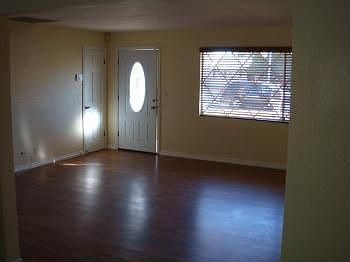 4th image of 916 W 10th St