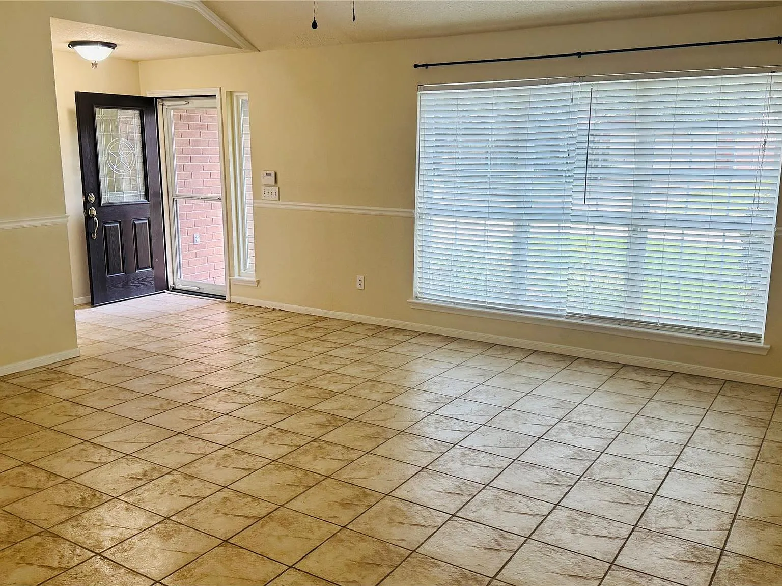 3 bed, 2.0 bath, 1828 sqft, $2,200 — Photo 3