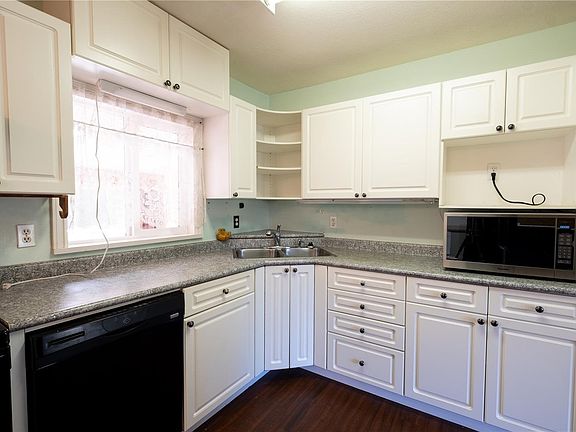 3rd image of 259 Denman St