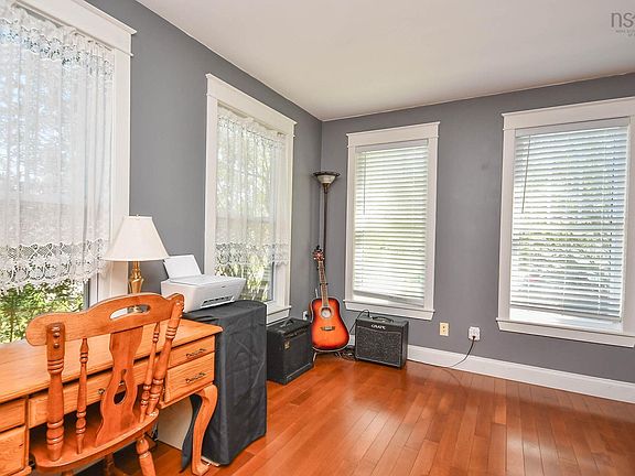 5th image of 98 Parkside Dr