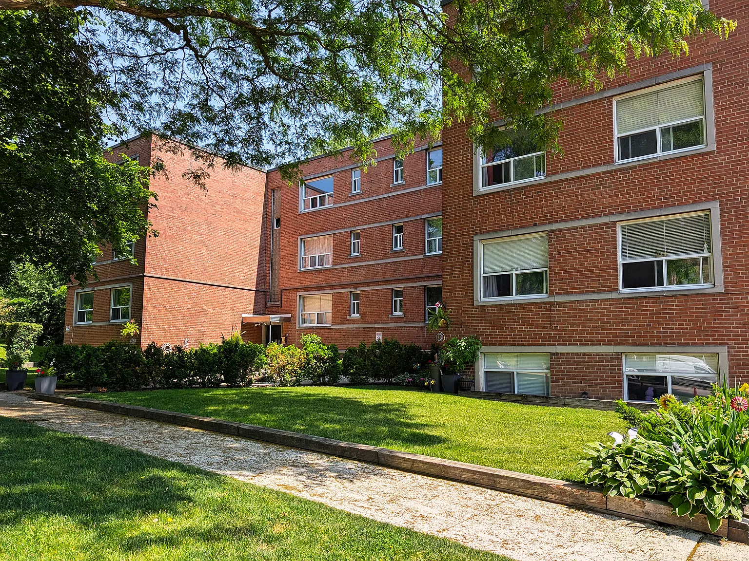 Helens Court Apartments - 317 — Photo 1