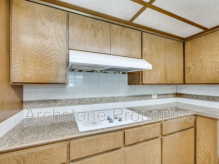 3121 Lakeside Dr — Photo 12