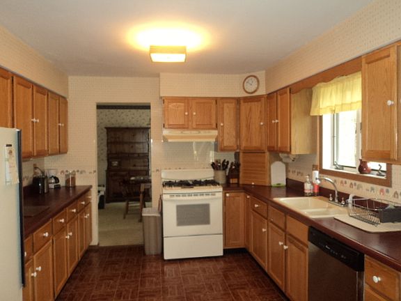 kitchen showing more counter