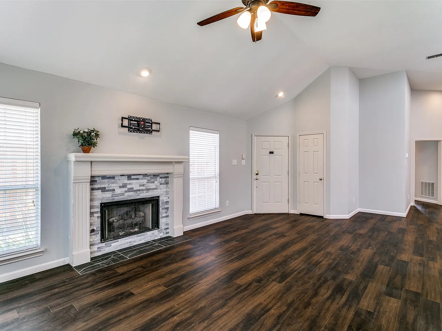 3 bed, 2.0 bath, 1372 sqft, $2,195 — Photo 4