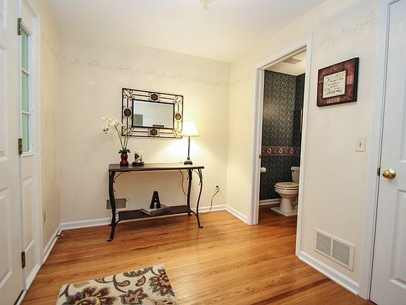 4th image of 7 Oak Leaf Ln