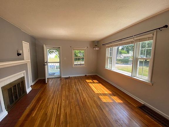 3rd image of 2703 Park St