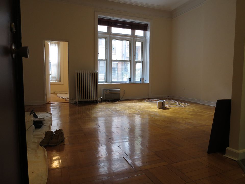 1st image of 30 W 71st St
