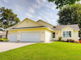 3001 Deep Woods Ct, Des Moines, IA 50320