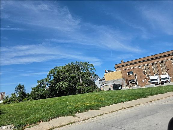 3rd image of 500 W 6th St