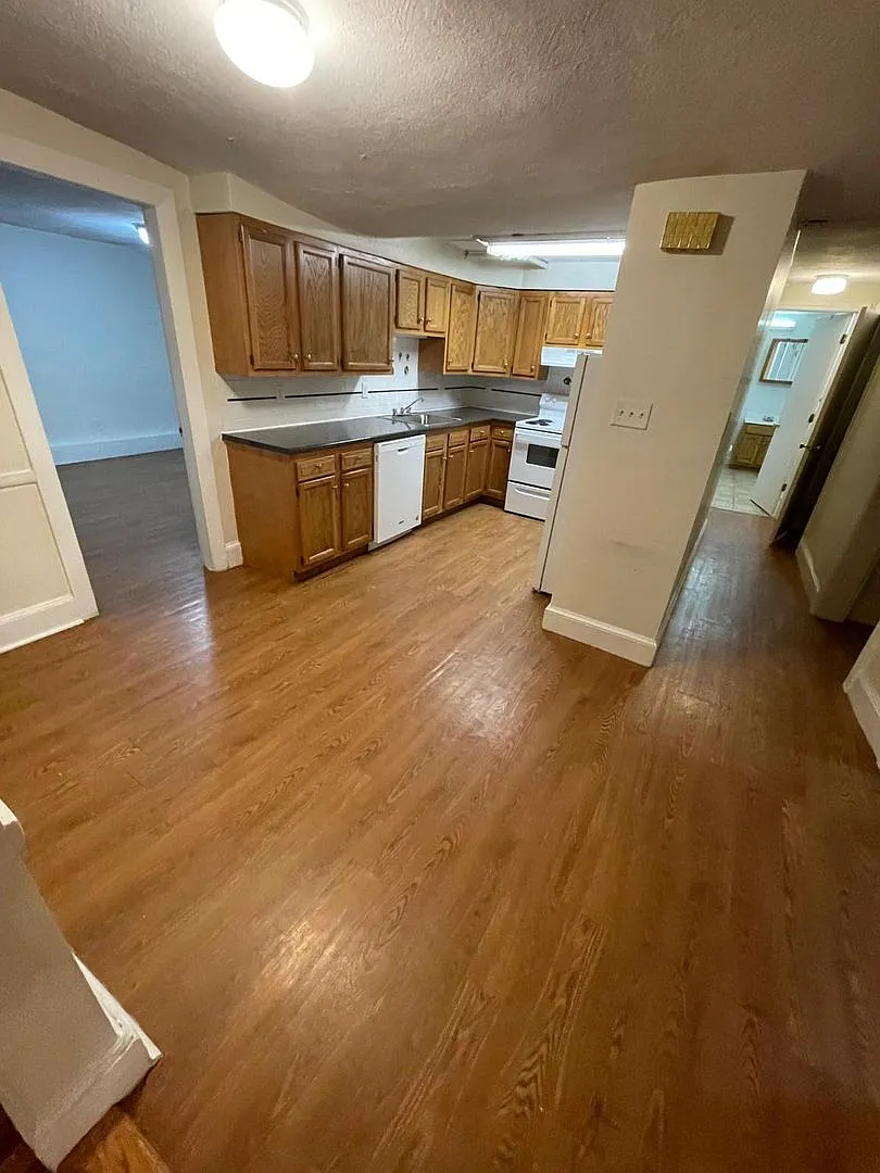 No Brokers Fee, No Security Deposit, Heat and Hot Water Included, Elevator, Laundry — Photo 2