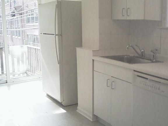 5th image of 3942 N Hermitage Ave #2