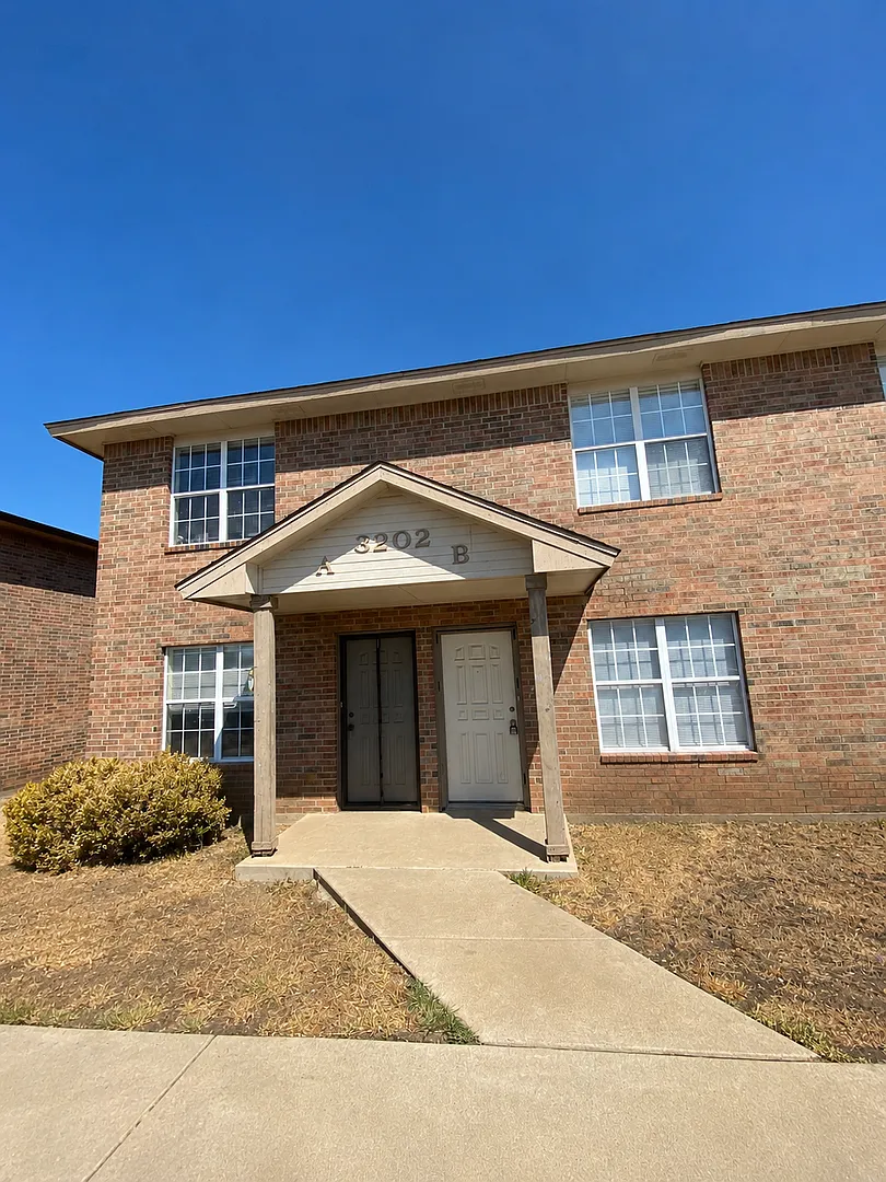 3202 Hereford Ln — Photo 1