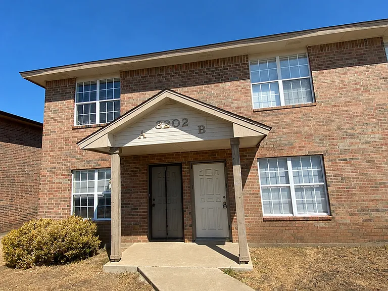 3202 Hereford Ln — Photo 1