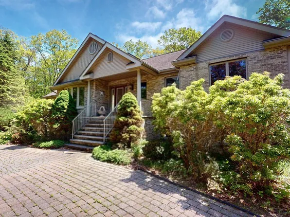 147 Fetlock Dr, Lords Valley, PA 18428