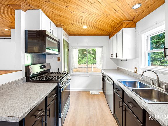 3rd image of 37 Walter St SE