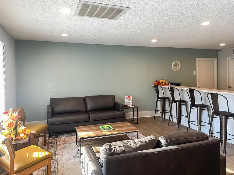 Turnberry Square Apartments — Photo 31