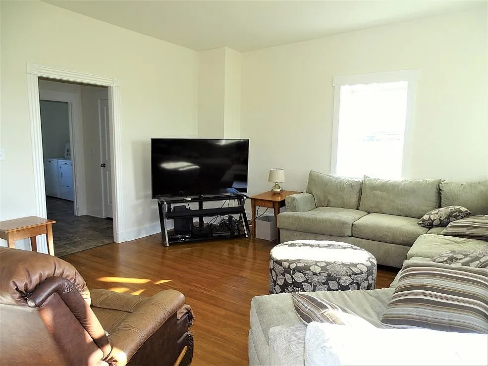 3 bed, 2.5 bath, 2942 sqft, $2,395 — Photo 3