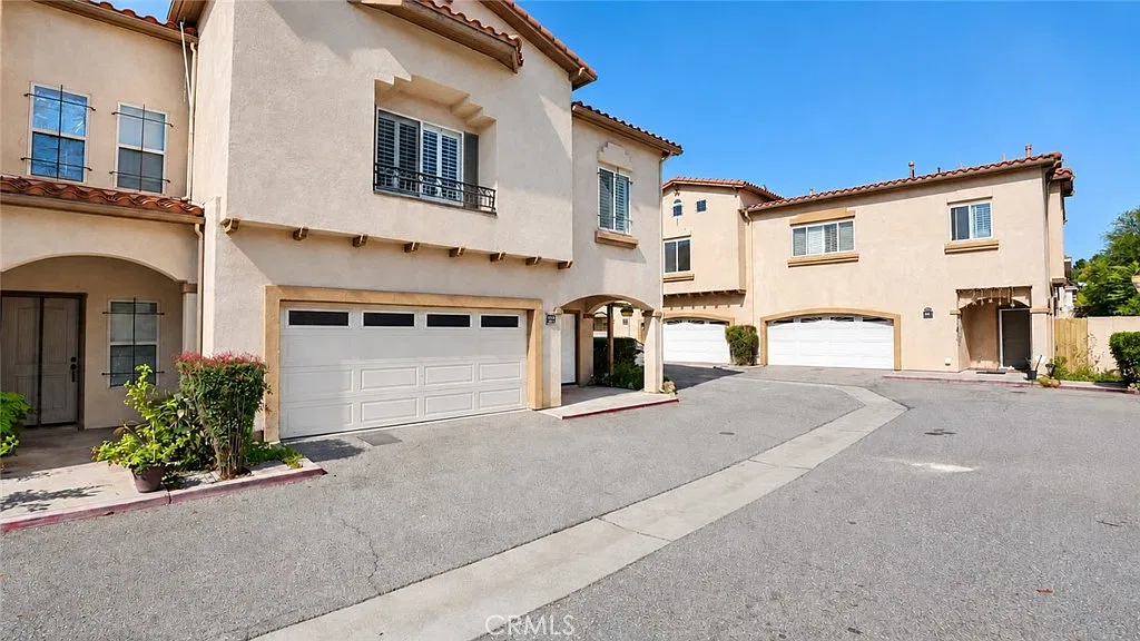 3 bed, 2.5 bath, 2031 sqft, $3,350 — Photo 2