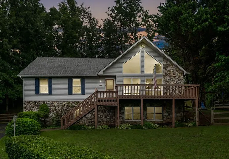 15 Tiffany Ln — Photo 1