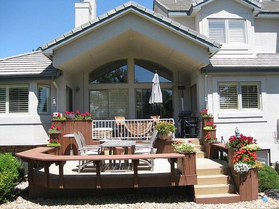 Lower & Upper Deck walk down to grass common