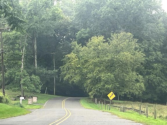4th image of 16 Spring Hill Ln