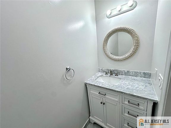 3rd image of 102 Goodwin Dr