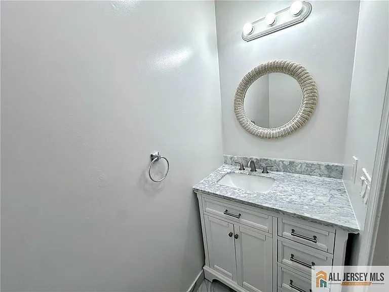 102 Goodwin Dr — Photo 3