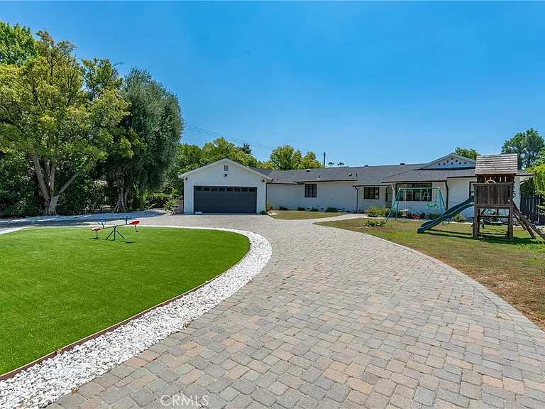 22960 Calvert St — Photo 4