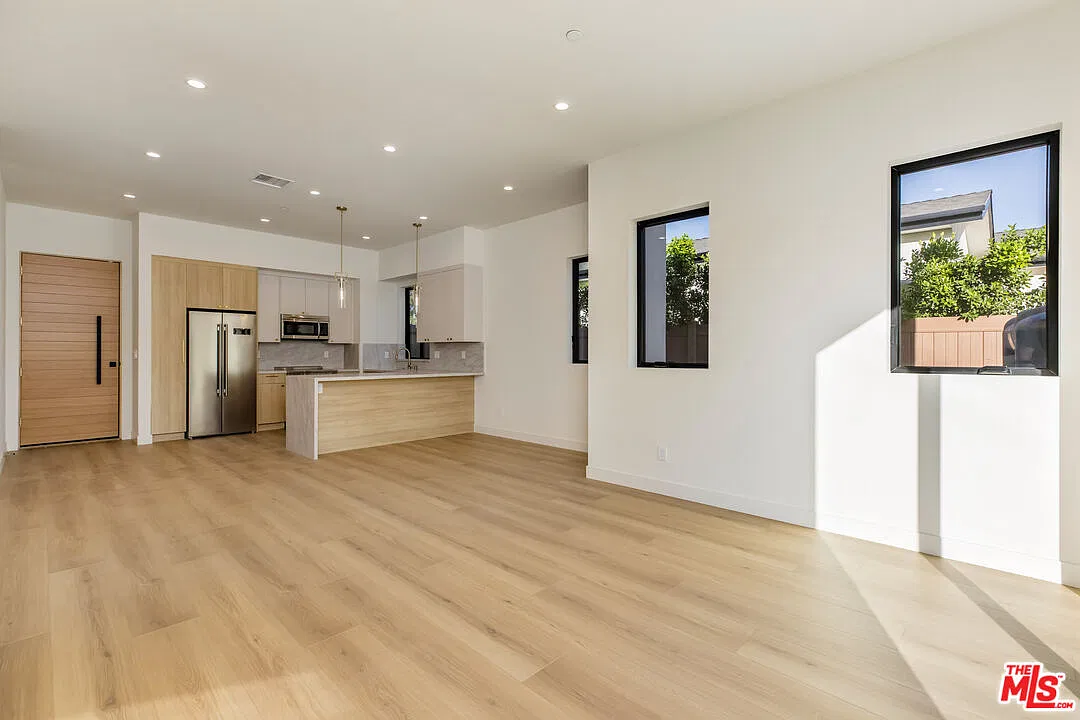3 bed, 2.0 bath, 1300 sqft, $5,495 — Photo 2