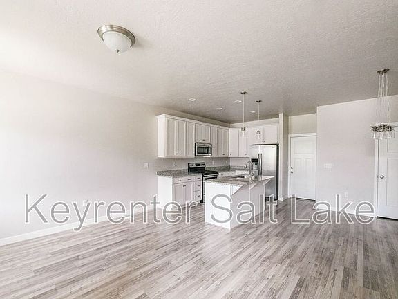3rd image of 1091 W Emerald Pools Ln