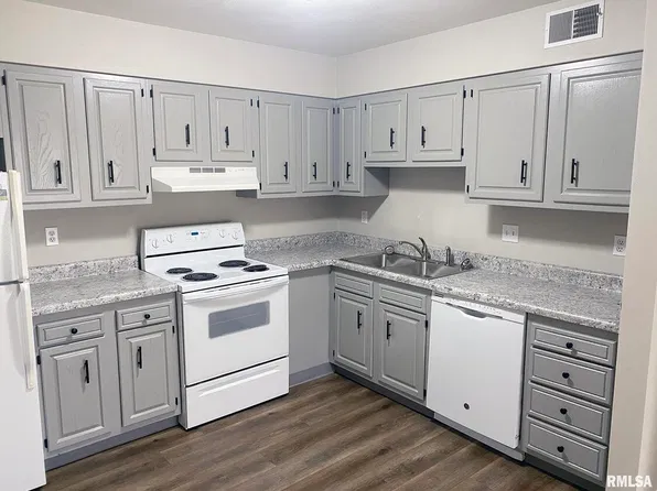 524 S Sweetbriar Dr #1, Chillicothe, IL 61523
