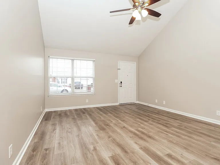 1514 Killarney Dr — Photo 3