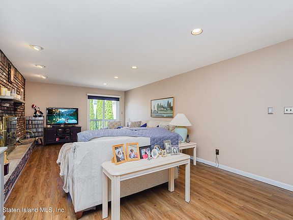 5th image of 749 Stafford Ave
