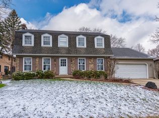 1520 Arrow Wood Ln, Downers Grove, IL 60515