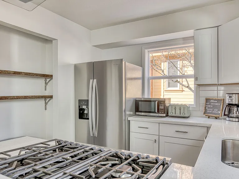 85 NE Cook St — Photo 14