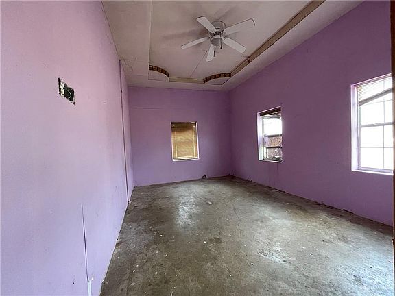 3rd image of 905 E Esperanza Ave