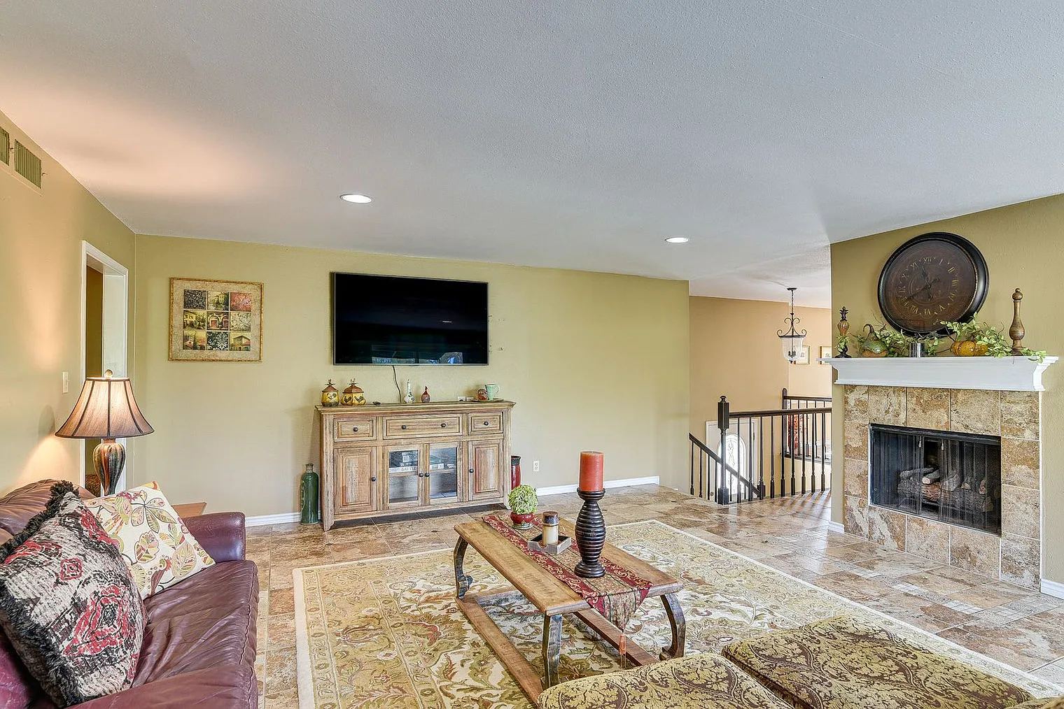 3 bed, 2.0 bath, 4090 sqft, $4,419 — Photo 4