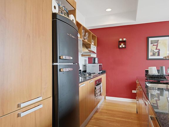 5th image of 3008 W Addison St APT 3S