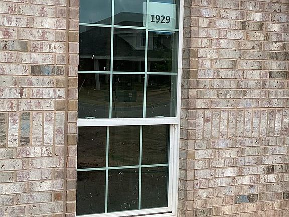 2nd image of 1929 Chesney Ln