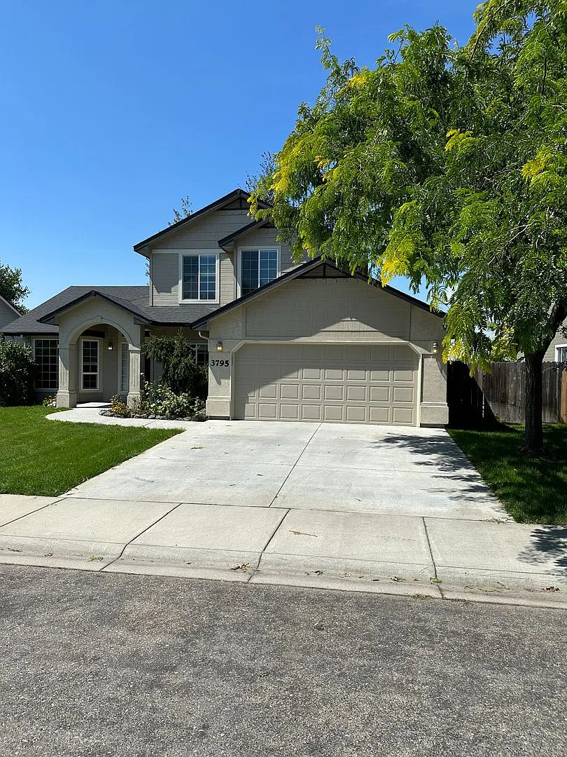 4-Bed Meridian Retreat Featuring Flexible Layout & Private Backyard — Photo 3