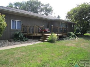 825 NE 9th St, Madison, SD 57042