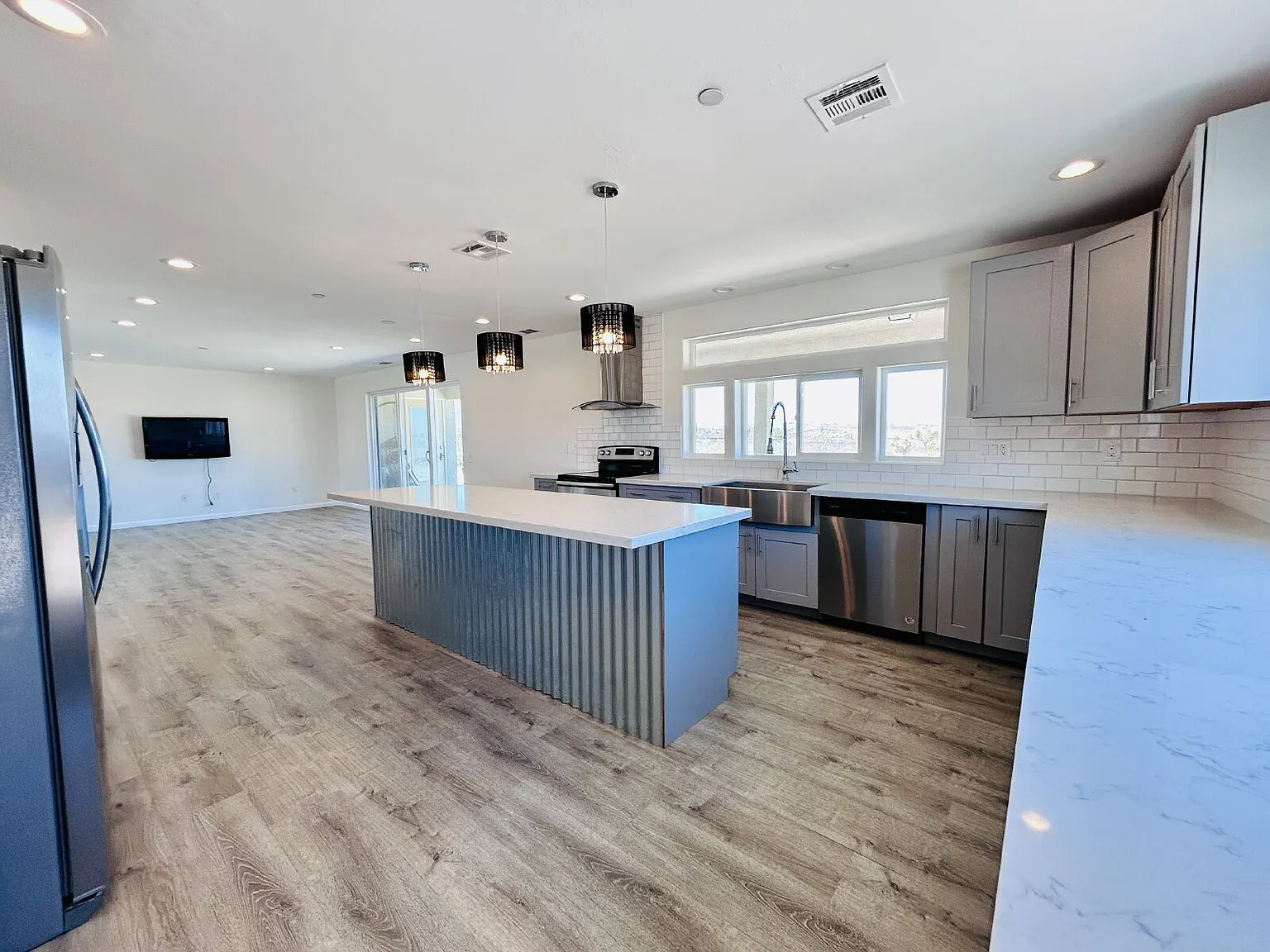 3 bed, 2.5 bath, 1876 sqft, $2,397 — Photo 3