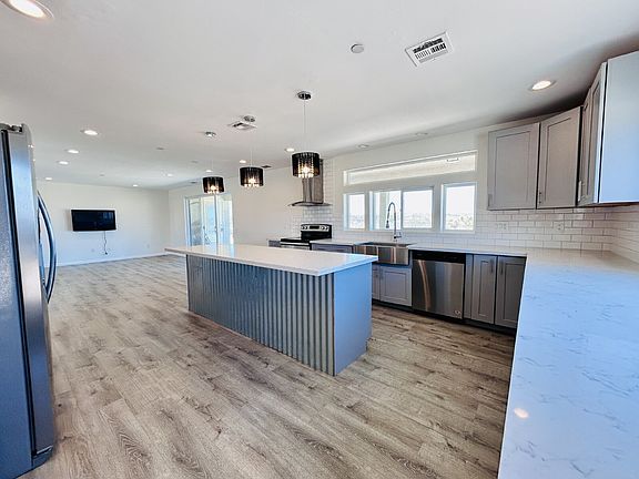 3rd image of 62340 Hacienda Rd