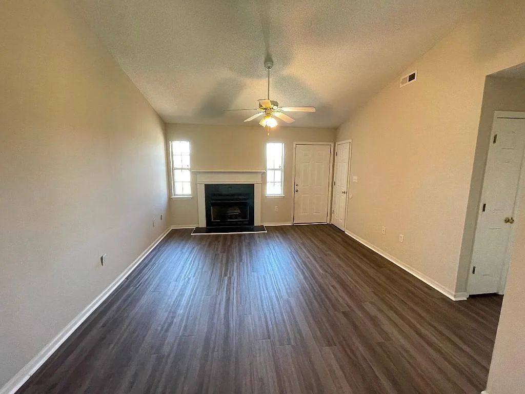 3 bed, 1200 sqft, $1,300 — Photo 4