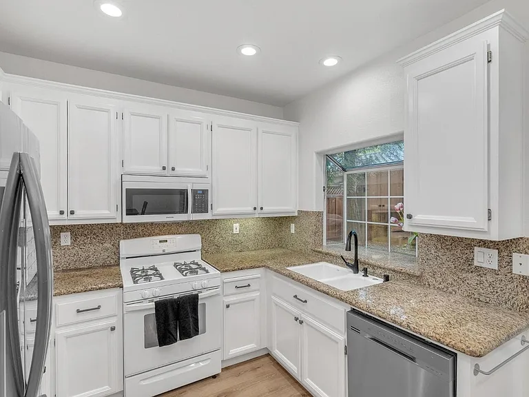 437 Calle Cerro — Photo 12