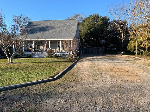 Spacious 3000 square foot driveway for parking your cars, boat, RV, camper, etc.